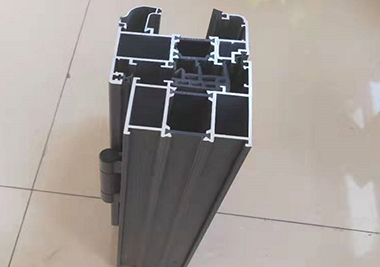 無(wú)縫焊接斷橋鋁門(mén)窗